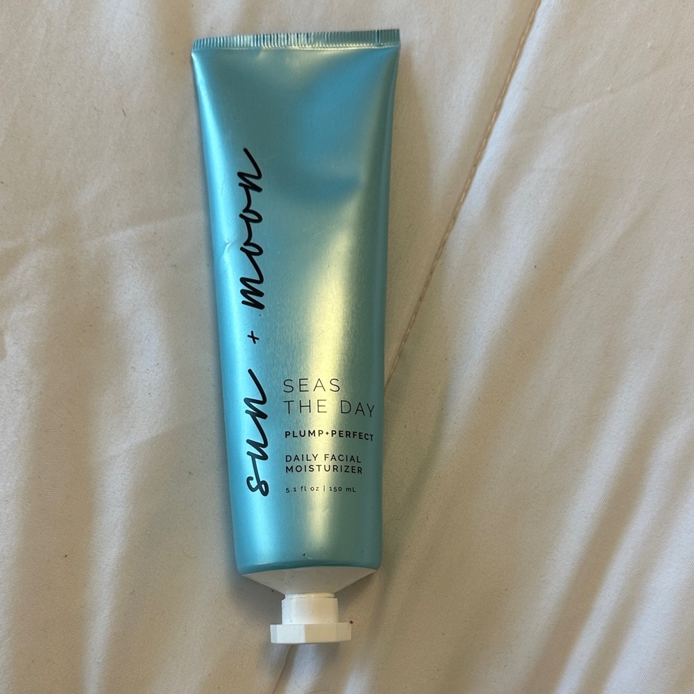 Sun + Moon Seas The Day Plump + Perfect Daily Facial Moisturizer